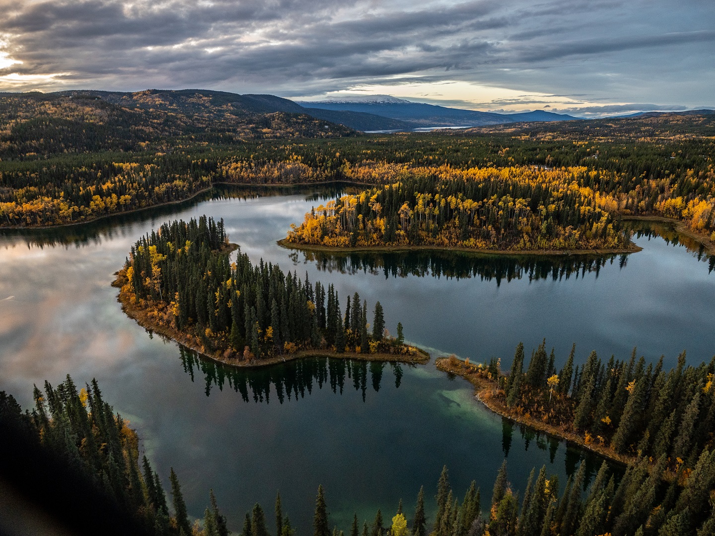 Vue aérienne d’un lac, d’une forêt et d’arbres aux couleurs d’automne.